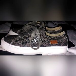 BlowFish Women's Lace Up Rose covered Shoes Size 6 EUC Worn 1x